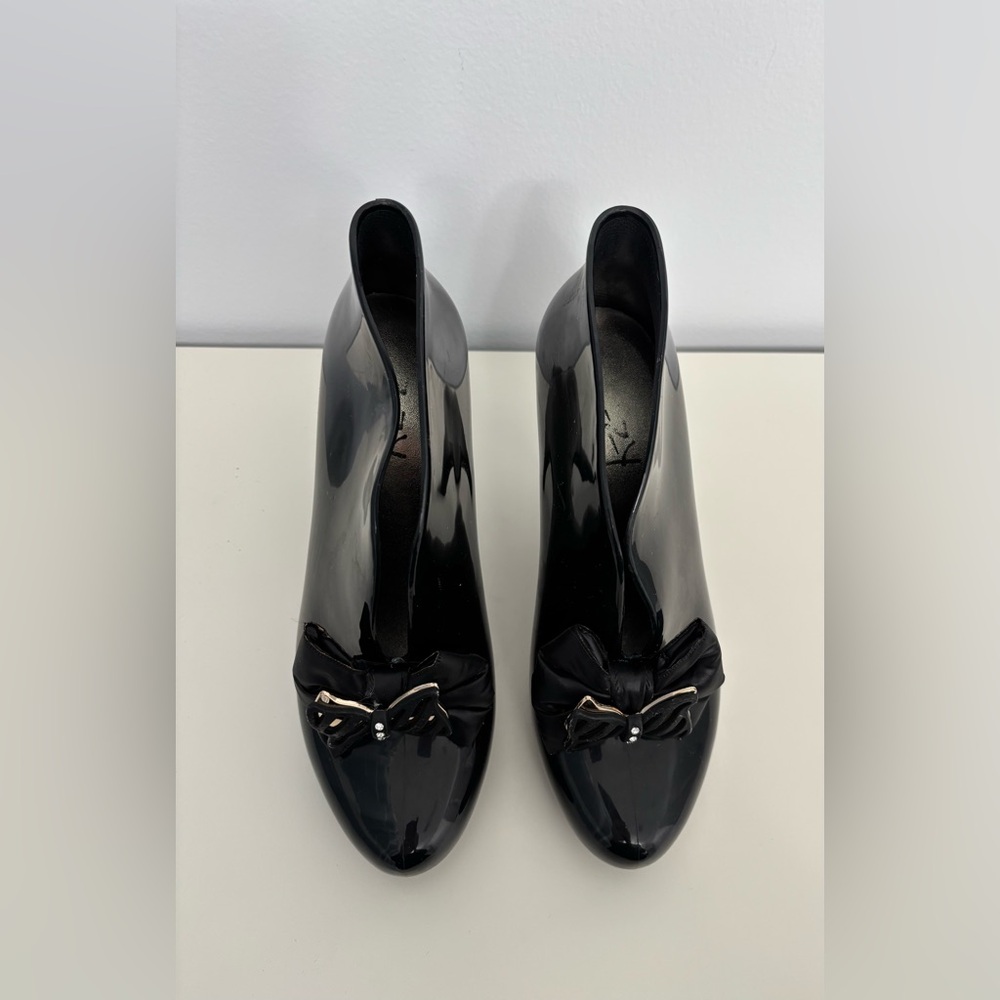 Like New Women’s Elegant Black Heeled DIZZY Black Rubber Bowed Rain Booties 8.5 - Picture 7 of 9